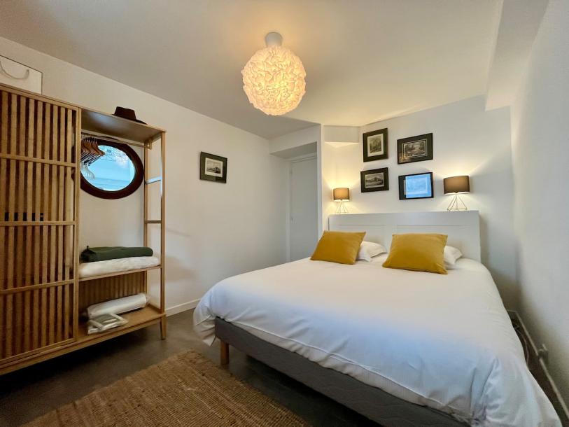 Entire rental unit in Trélévern, France 2 guests1 bedroom1 bed1 bath-10