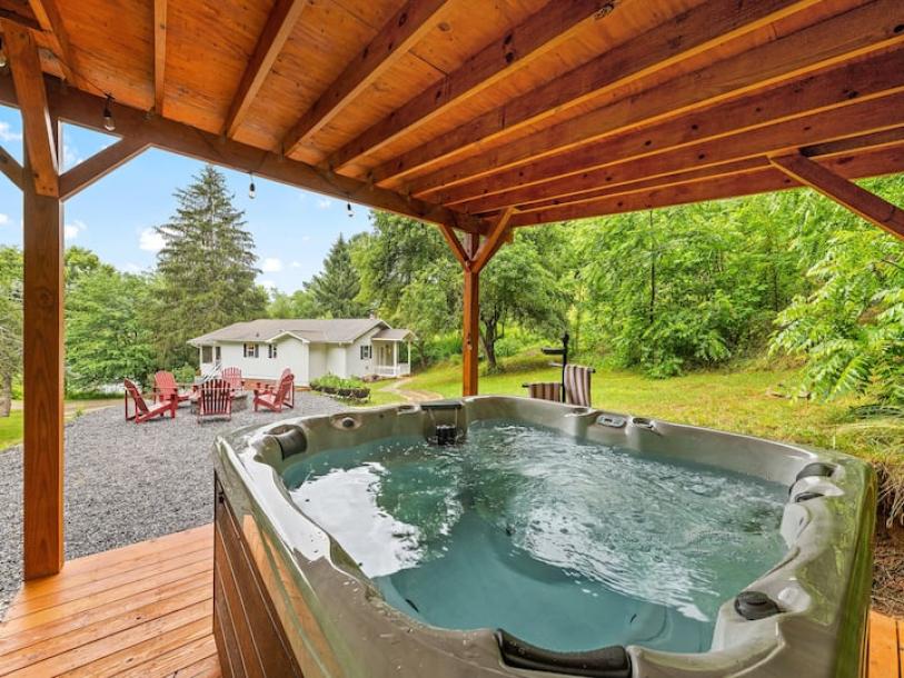 Entire home in Waynesville, North Carolina 5 guests2 bedrooms3 beds2 baths-0