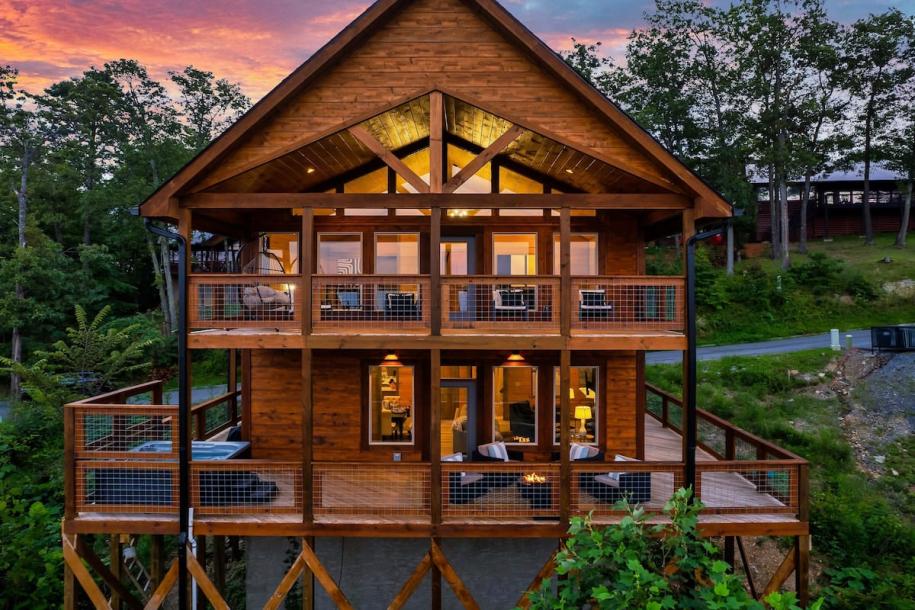 Entire cabin in Sevierville, Tennessee 8 guests2 bedrooms3 beds2 baths-0