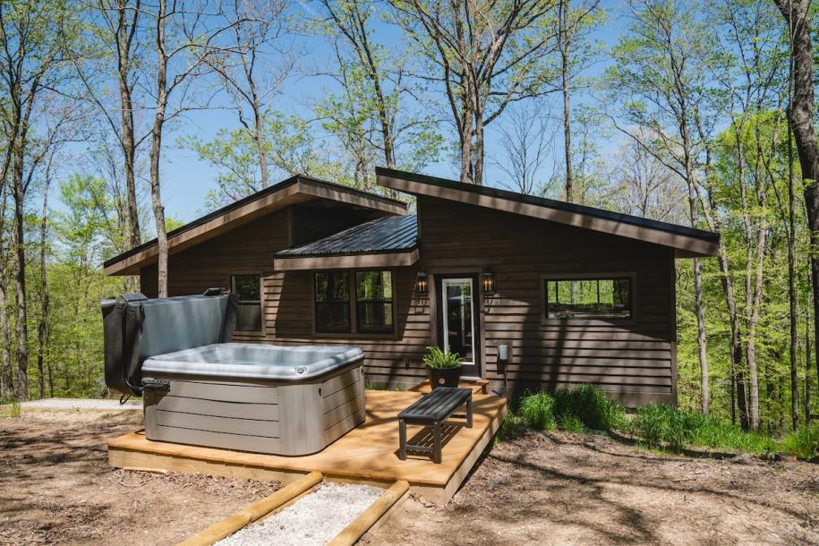 Entire cabin in Slade, Kentucky 2 guests1 bedroom1 bed1 bath-17