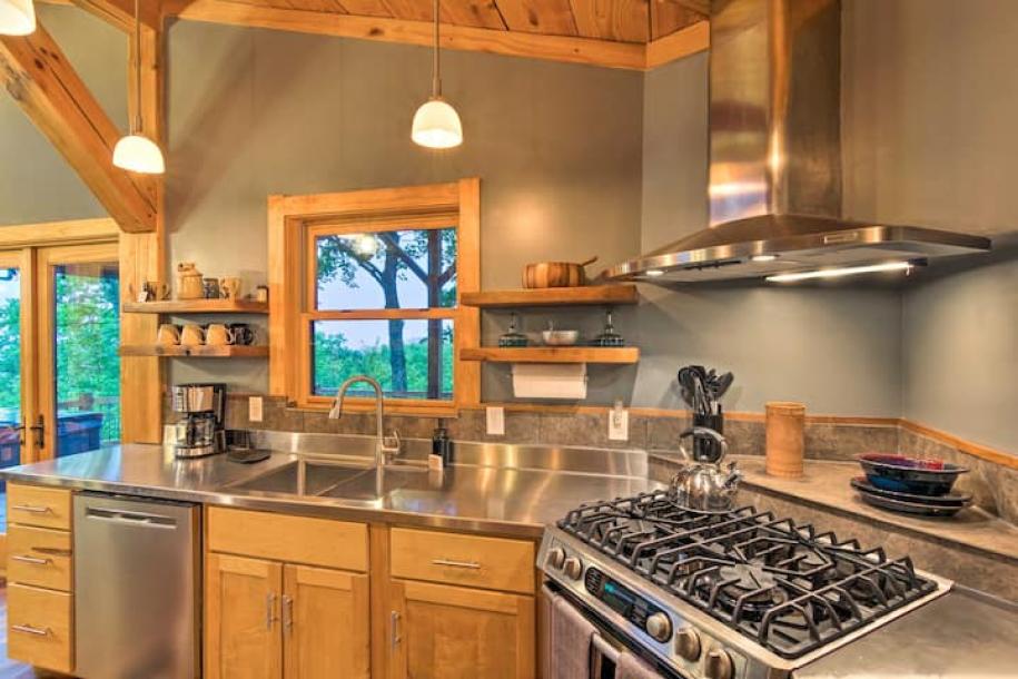 Entire cabin in Brevard, North Carolina 4 guests2 bedrooms3 beds1 bath-14
