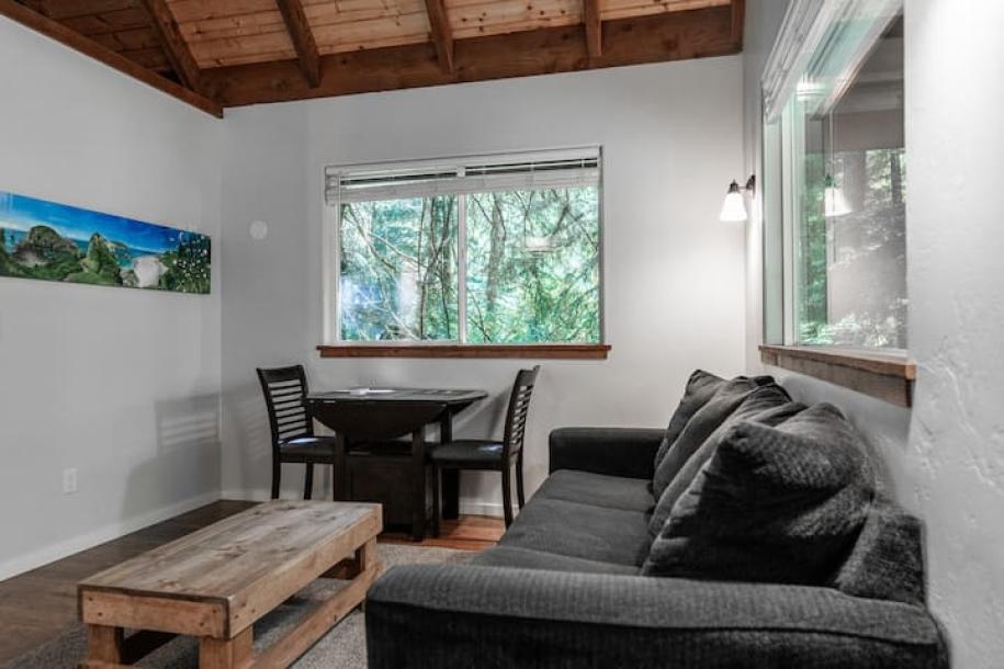 Entire cabin in Crescent City, California 4 guests1 bedroom1 bed1 bath-11