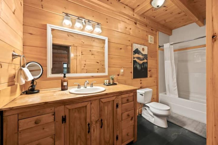 Entire cabin in Madison, Indiana 4 guests2 bedrooms2 beds2 baths-8