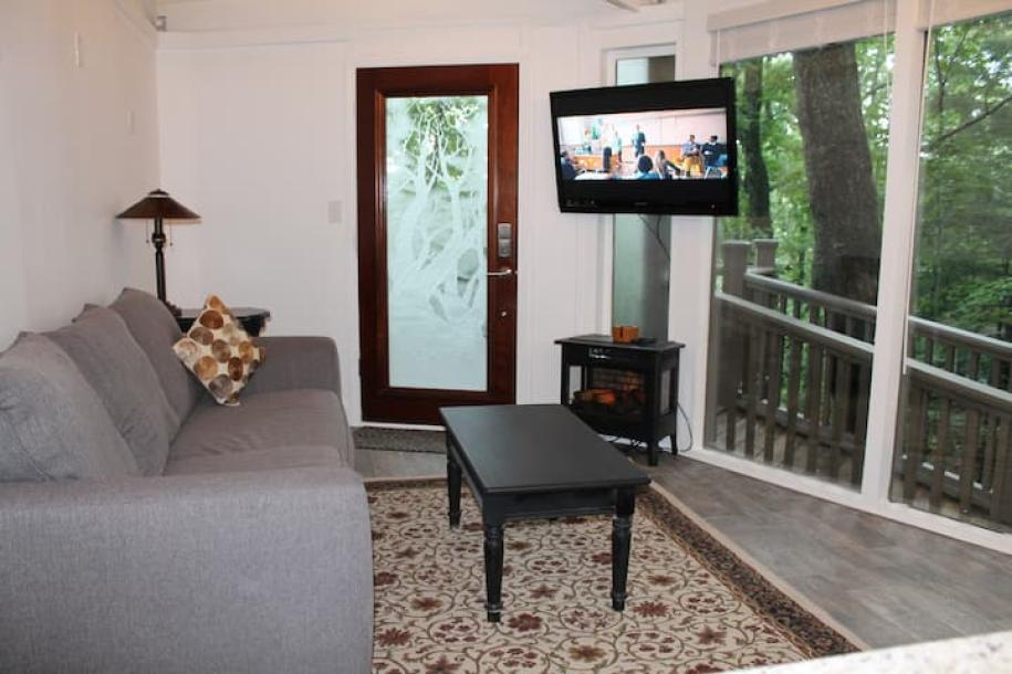Treehouse in Jasper, Georgia 3 guests1 bedroom1 bed1 bath-10