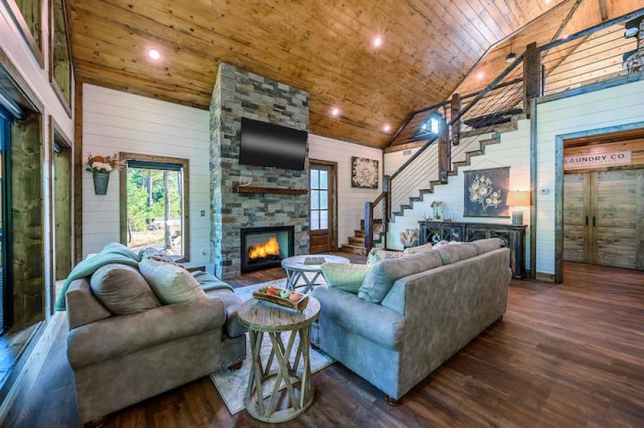 Entire cabin in Broken Bow, Oklahoma 8 guests3 bedrooms4 beds3 baths-12