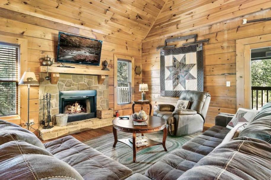 Entire cabin in Sevierville, Tennessee 4 guests2 bedrooms2 beds2 baths-12