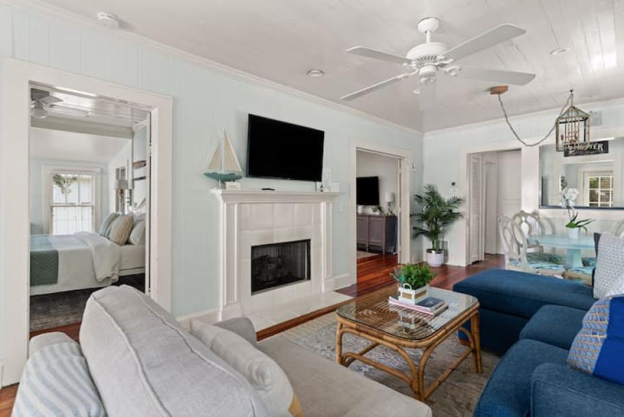 SSI Beach House + Private Pool & Hot Tub w/Bikes!-14