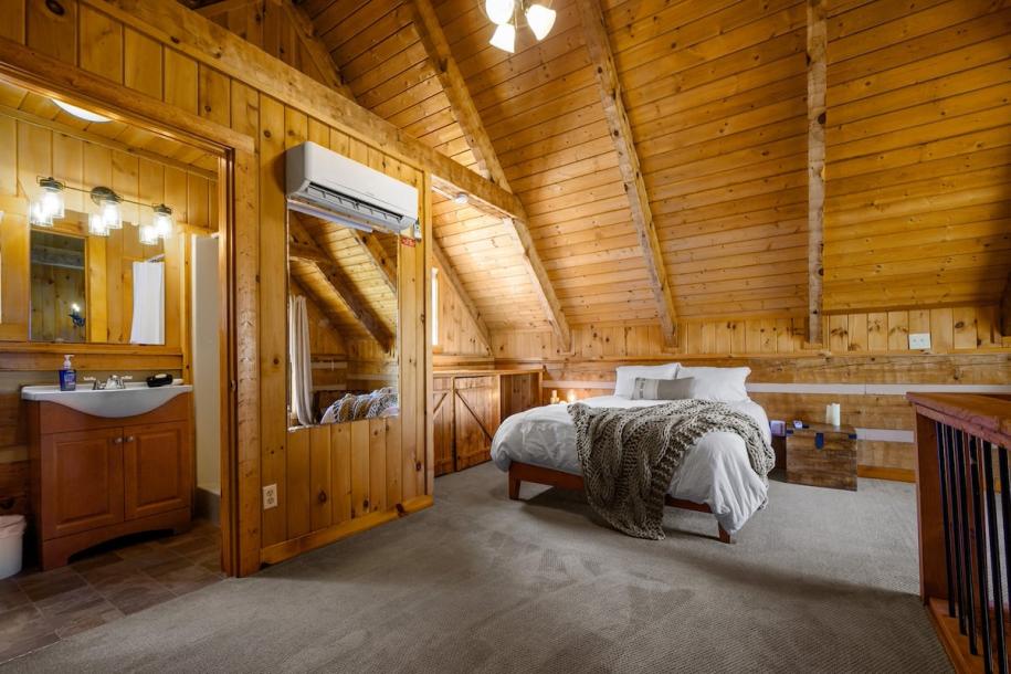 Entire cabin in Sevierville, Tennessee 2 guests1 bedroom1 bed1 bath-4