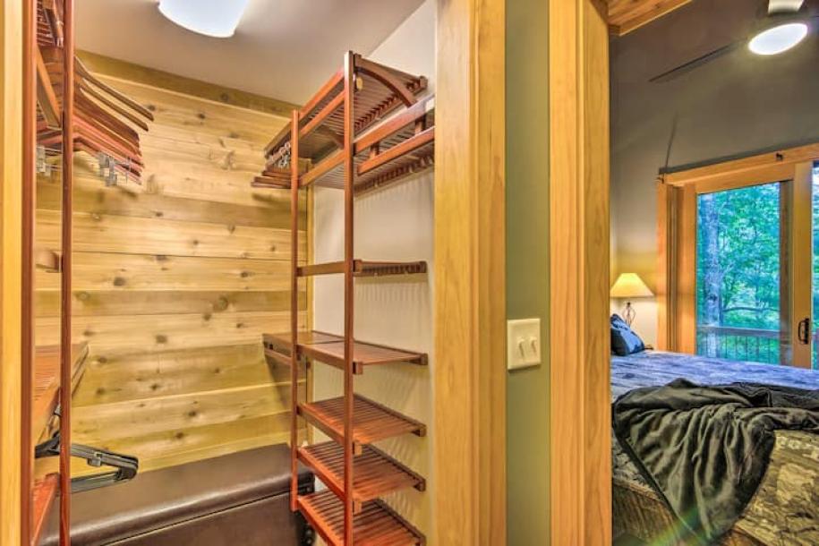 Entire cabin in Brevard, North Carolina 4 guests2 bedrooms3 beds1 bath-9