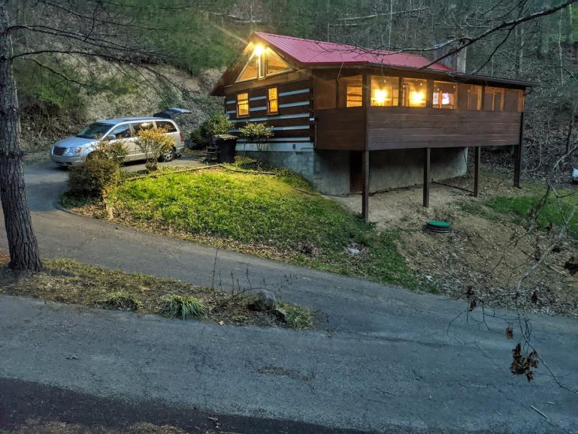 Entire cabin in Pigeon Forge, Tennessee 4 guests1 bedroom2 beds1 bath-12
