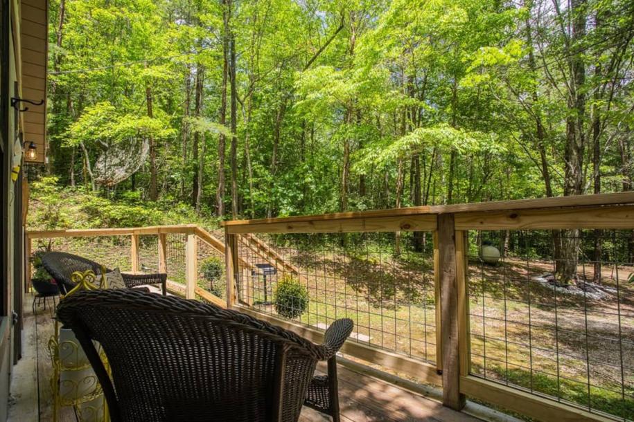 Entire cabin in Gatlinburg, Tennessee 2 guests1 bedroom1 bed1.5 baths-2