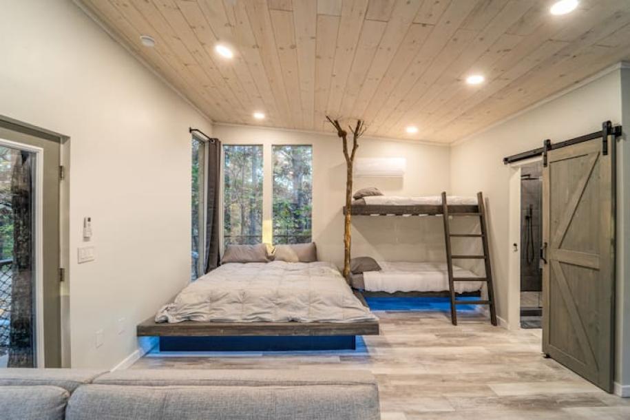 Treehouse in Sevierville, Tennessee 16+ guests4 bedrooms10 beds4 baths-10