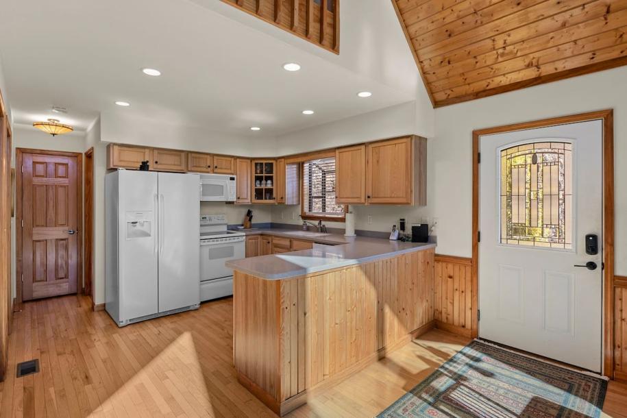 Entire cabin in Bryson City, North Carolina 4 guests2 bedrooms3 beds2 baths-9