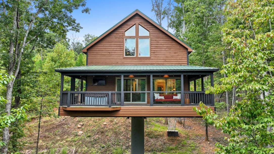 Entire cabin in Cleveland, Georgia 4 guests1 bedroom3 beds1.5 baths-2