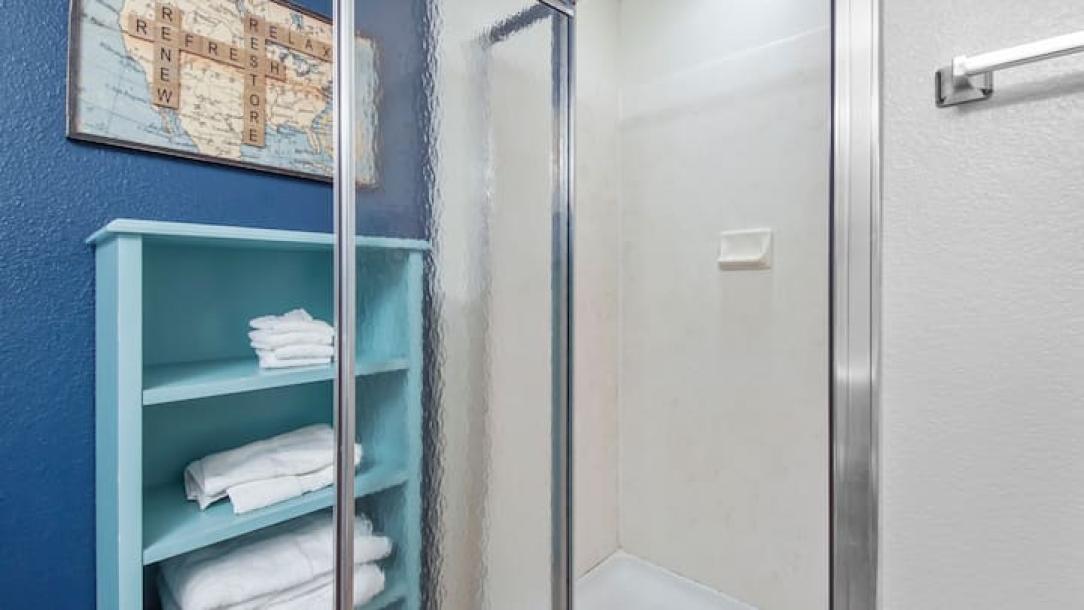Entire condo in Panama City Beach, Florida 6 guests2 bedrooms2 beds3 baths-4