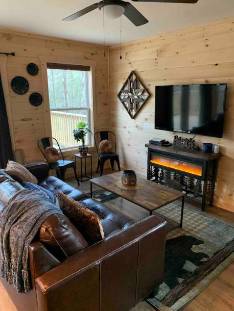 Entire cabin in Sevierville, Tennessee 2 guests1 bedroom1 bed1 bath-10