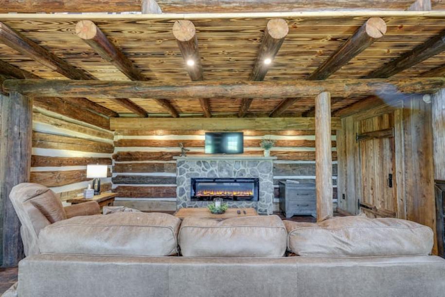 Entire cabin in Bedford, Virginia 2 guests1 bedroom1 bed1 bath-13