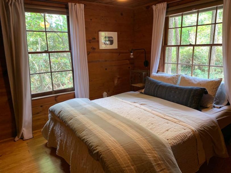 Entire cabin in Candler, North Carolina 4 guests2 bedrooms2 beds1 bath-10