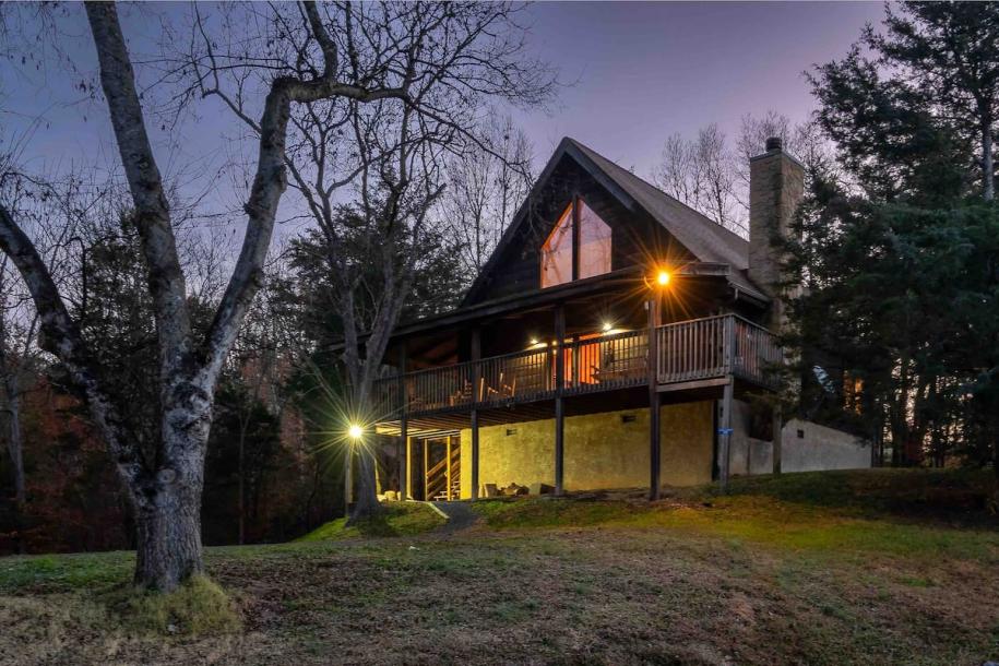 Entire cabin in Sevierville, Tennessee 4 guests2 bedrooms2 beds2 baths-0