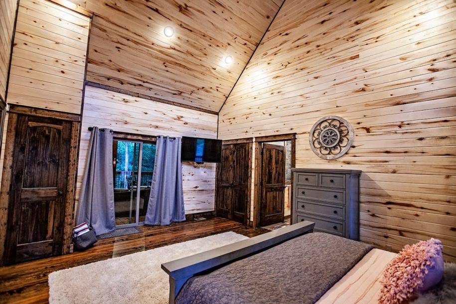 Entire cabin in Broken Bow, Oklahoma 2 guests1 bedroom1 bed1 bath-7