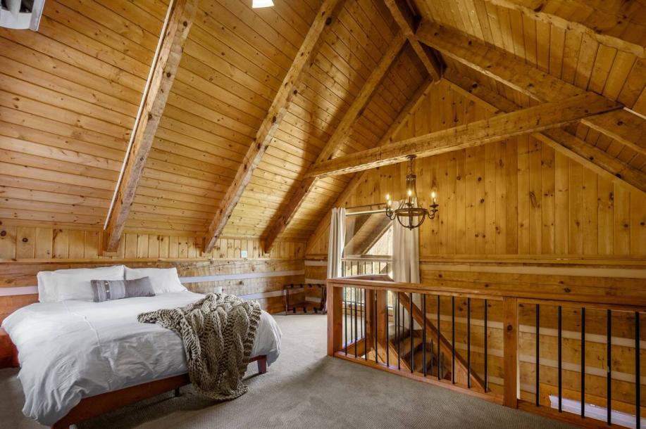 Entire cabin in Sevierville, Tennessee 2 guests1 bedroom1 bed1 bath-6