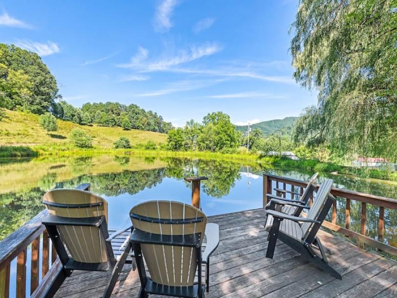 Entire home in Waynesville, North Carolina 5 guests2 bedrooms3 beds2 baths-11