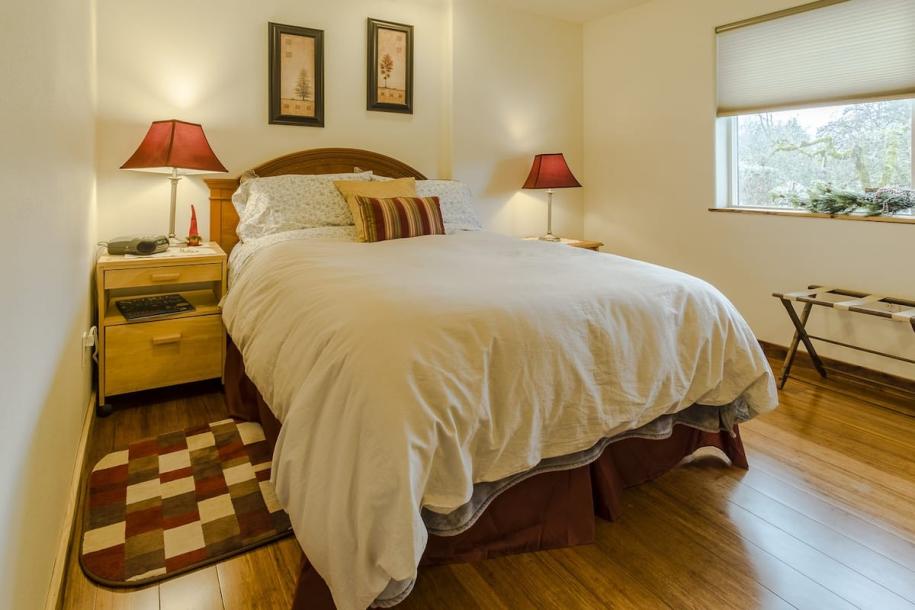 Farm stay in Corvallis, Oregon 5 guests1 bedroom2 beds1 bath-7