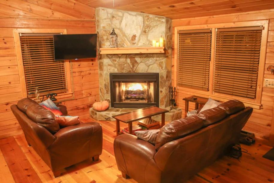 Entire cabin in Ellijay, Georgia 4 guests2 bedrooms2 beds1 bath-11