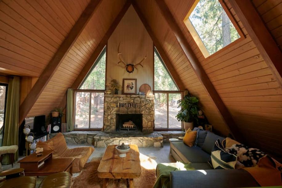Entire cabin in Idyllwild-Pine Cove, California 4 guests2 bedrooms3 beds1 bath-18
