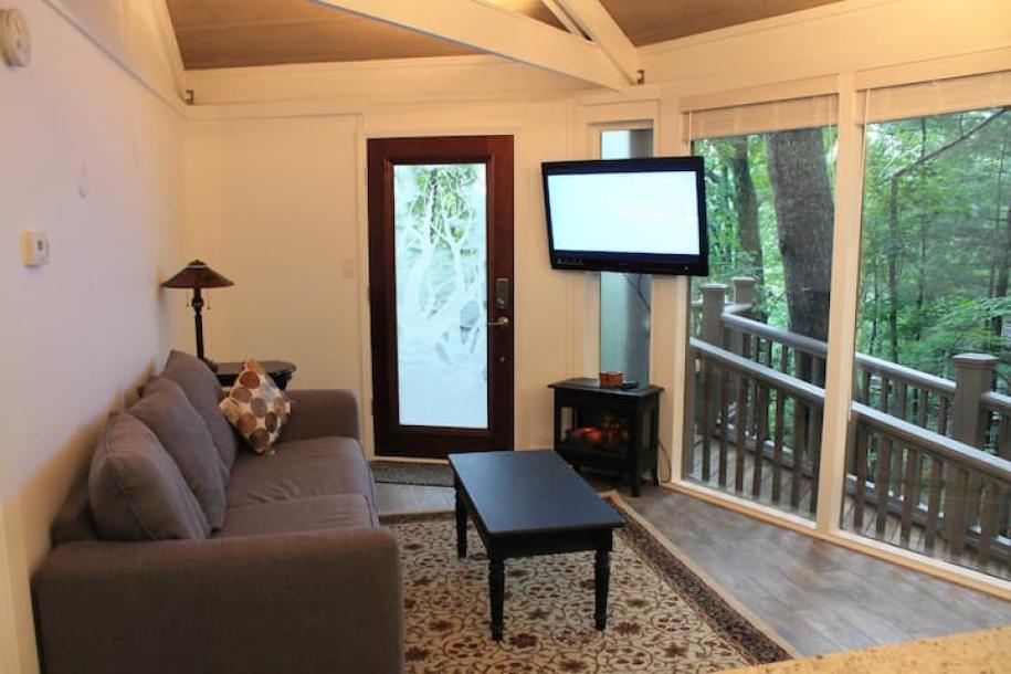 Treehouse in Jasper, Georgia 3 guests1 bedroom1 bed1 bath-6