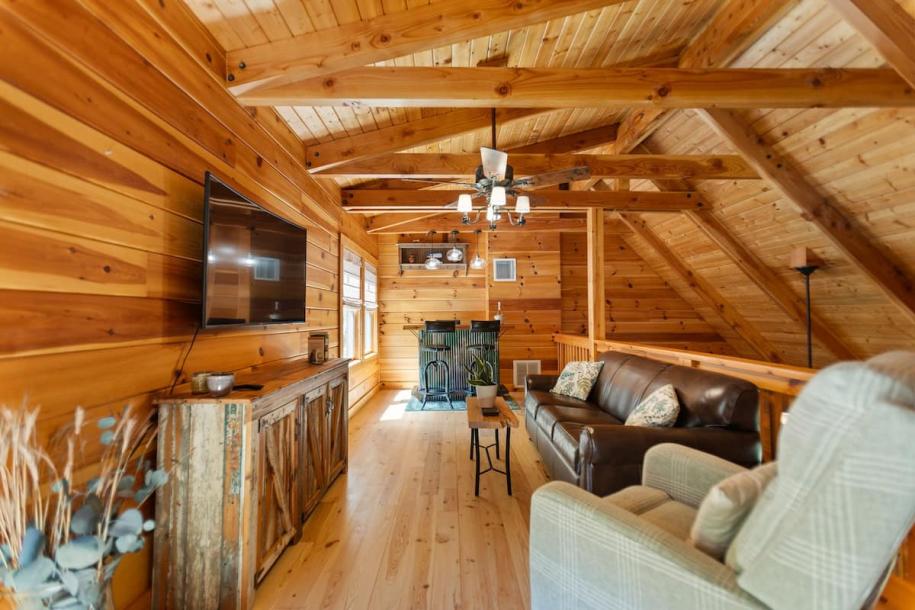 Entire cabin in Fort Valley, Virginia 4 guests1 bedroom3 beds2 baths-13