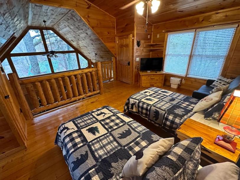 Entire cabin in Sevierville, Tennessee 5 guests1 bedroom4 beds1 bath-8