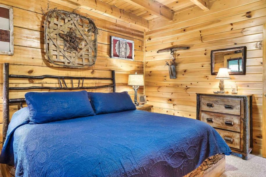 Entire cabin in Sevierville, Tennessee 4 guests2 bedrooms2 beds2 baths-11