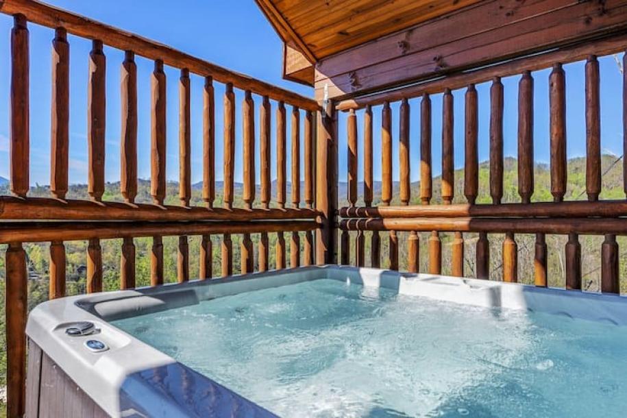Entire cabin in Gatlinburg, Tennessee 2 guests1 bedroom1 bed1 bath-2
