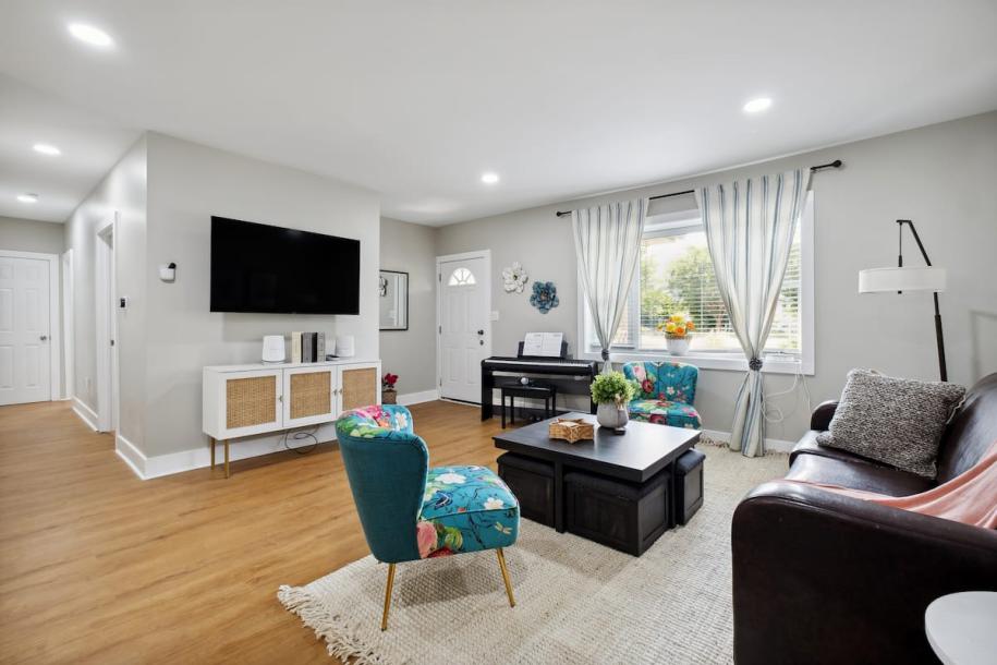 Entire home in Charlotte, North Carolina 10 guests4 bedrooms4 beds3 baths-1