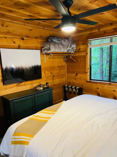 Entire cabin in Sautee Nacoochee, Georgia 4 guests2 bedrooms2 beds2 baths-6