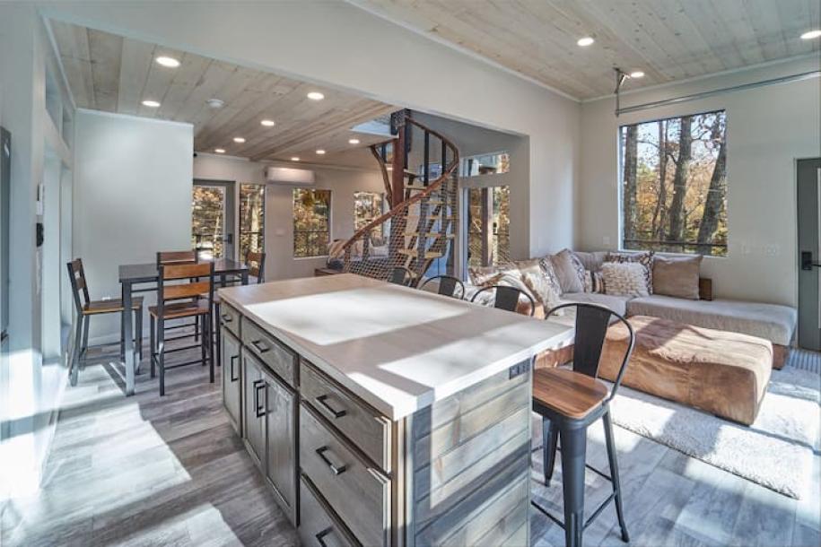 Treehouse in Sevierville, Tennessee 16+ guests4 bedrooms10 beds4 baths-14