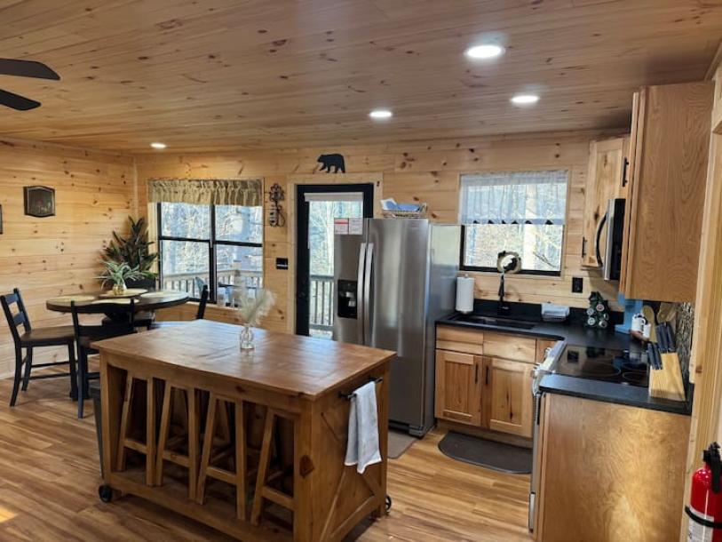 Entire cabin in Sevierville, Tennessee 4 guests2 bedrooms2 beds1 bath-7