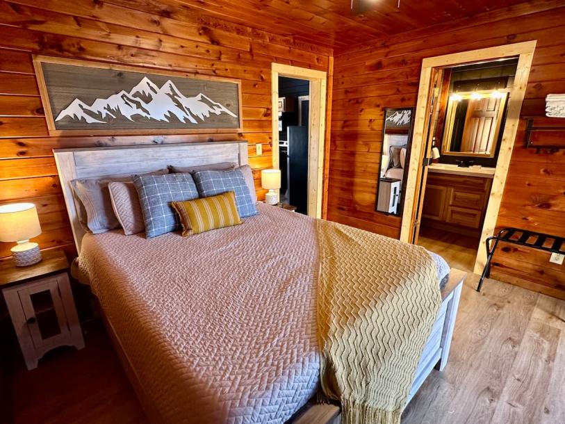 Tiny home in Pigeon Forge, Tennessee 3 guests1 bedroom2 beds1.5 baths-12