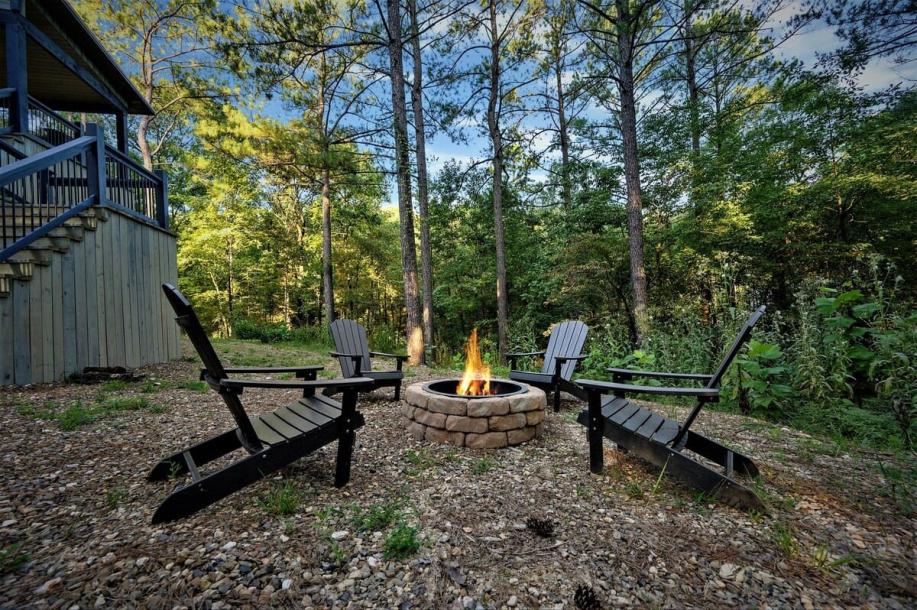 Entire cabin in Broken Bow, Oklahoma 4 guests1 bedroom2 beds2 baths-3