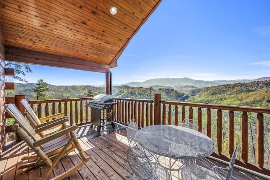 Entire cabin in Gatlinburg, Tennessee 2 guests1 bedroom1 bed1 bath-1