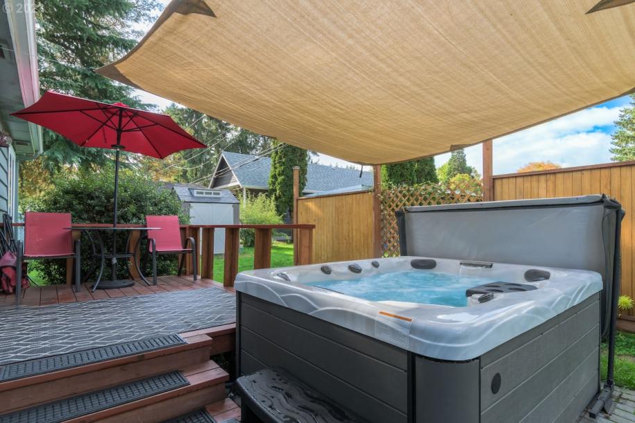 Entire vacation home in Eugene, Oregon 3 guests2 bedrooms2 beds2 baths-0