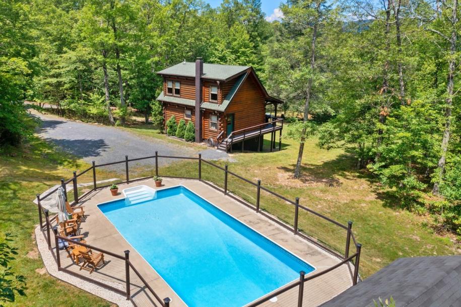 Entire cabin in Fort Valley, Virginia 4 guests1 bedroom3 beds2 baths-0