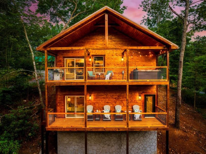Entire cabin in Sevierville, Tennessee 6 guests2 bedrooms3 beds2 baths-0