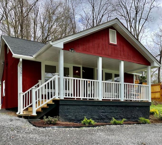 Entire home in Clyde, North Carolina 4 guests2 bedrooms1 bath-0