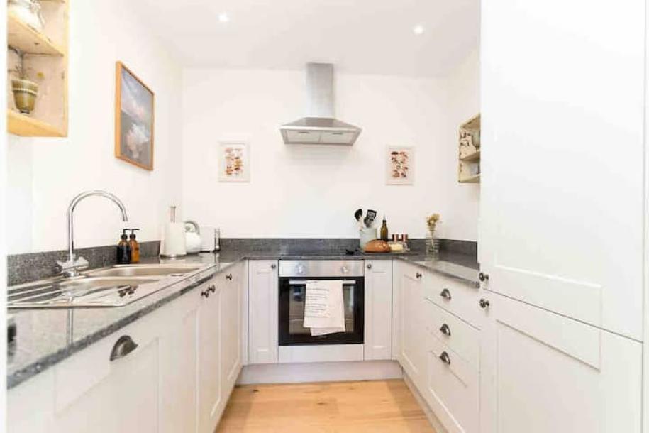 Entire townhouse in Cornwall, United Kingdom 4 guests2 bedrooms3 beds1.5 baths-11