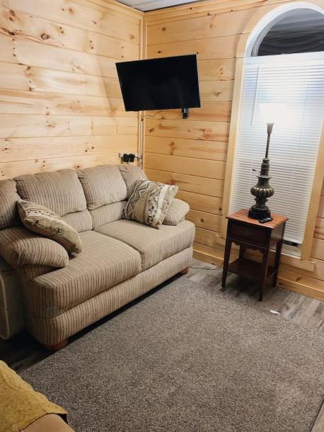 Entire cabin in Mckee, Kentucky 6 guests2 bedrooms4 beds1 bath-8
