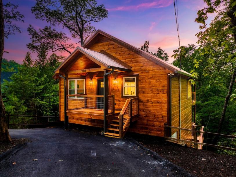 Entire cabin in Sevierville, Tennessee 6 guests2 bedrooms3 beds2 baths-2