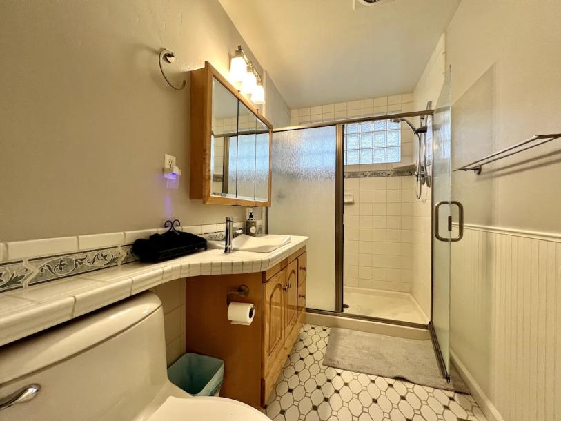 Entire home in Grants Pass, Oregon 6 guests2 bedrooms2 beds1 bath-6