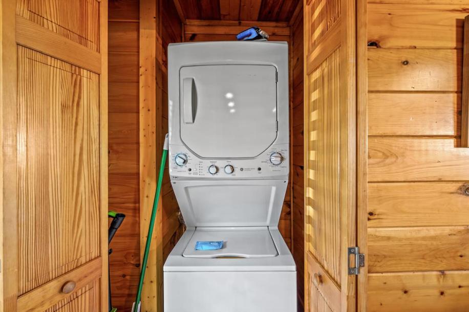 Entire cabin in Pigeon Forge, Tennessee 2 guests1 bedroom1 bed1 bath-13